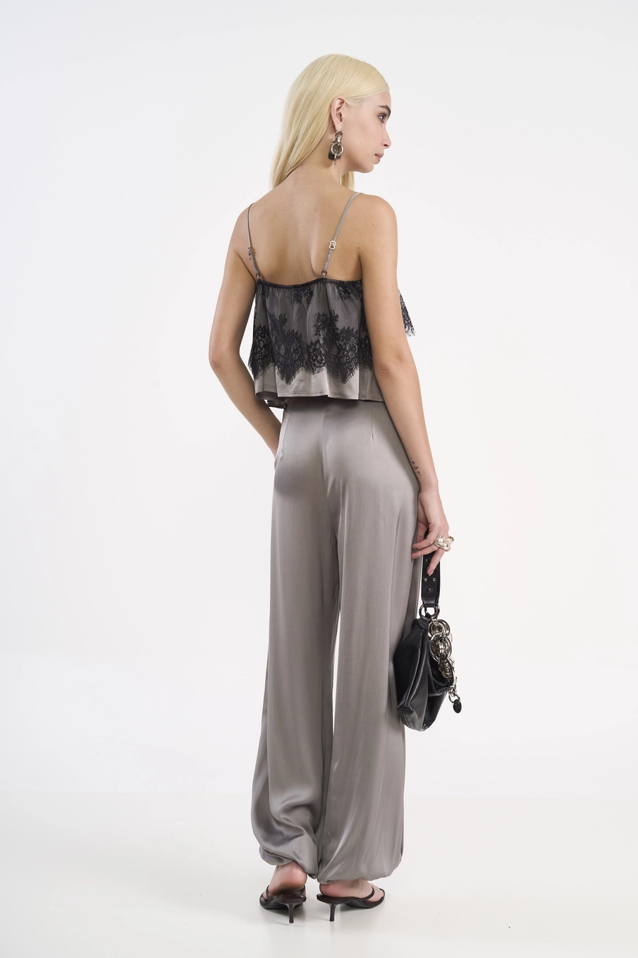 Blusa Acetinada Com Renda Cinza