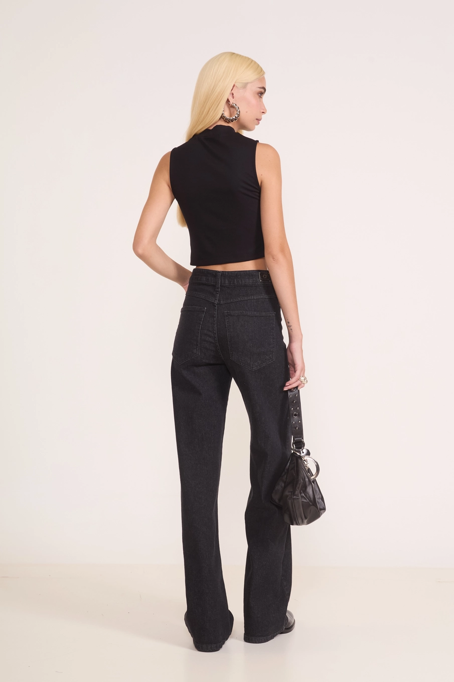 Blusa Cropped Com Aplicação Preto