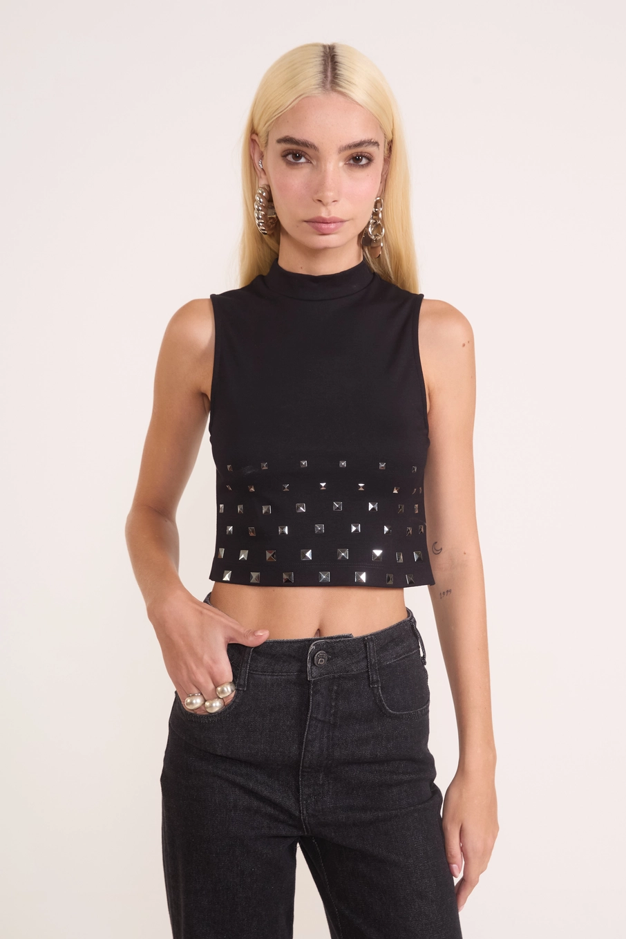 Blusa Cropped Com Aplicação Preto