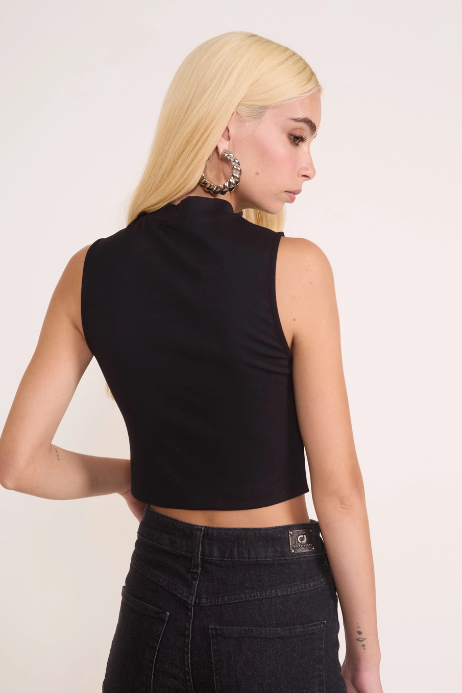 Blusa Cropped Com Aplicação Preto