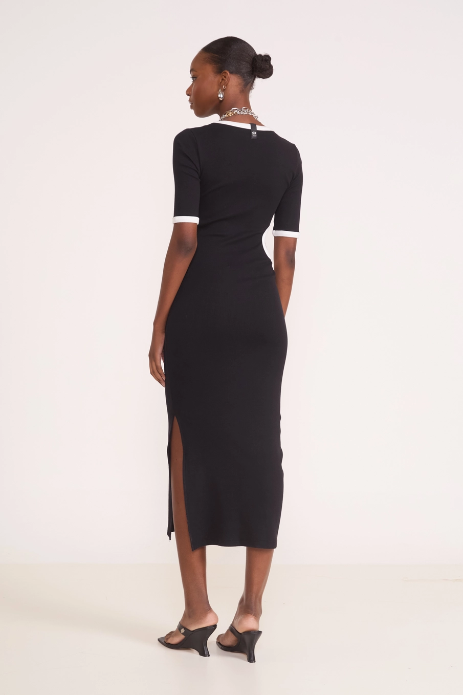 Vestido Midi Canelado Cut-out Bicolor Preto
