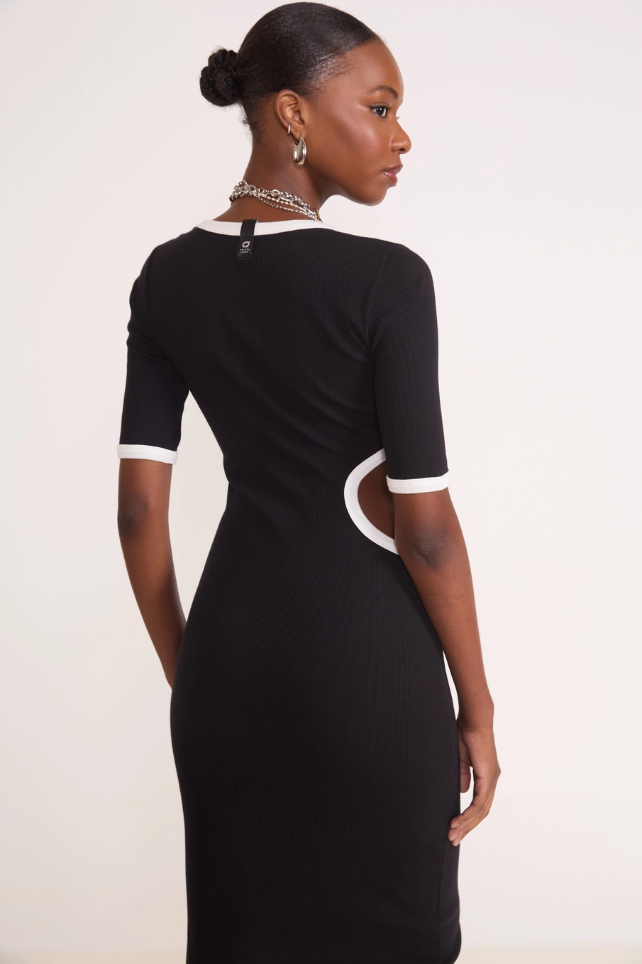 Vestido Midi Canelado Cut-out Bicolor Preto
