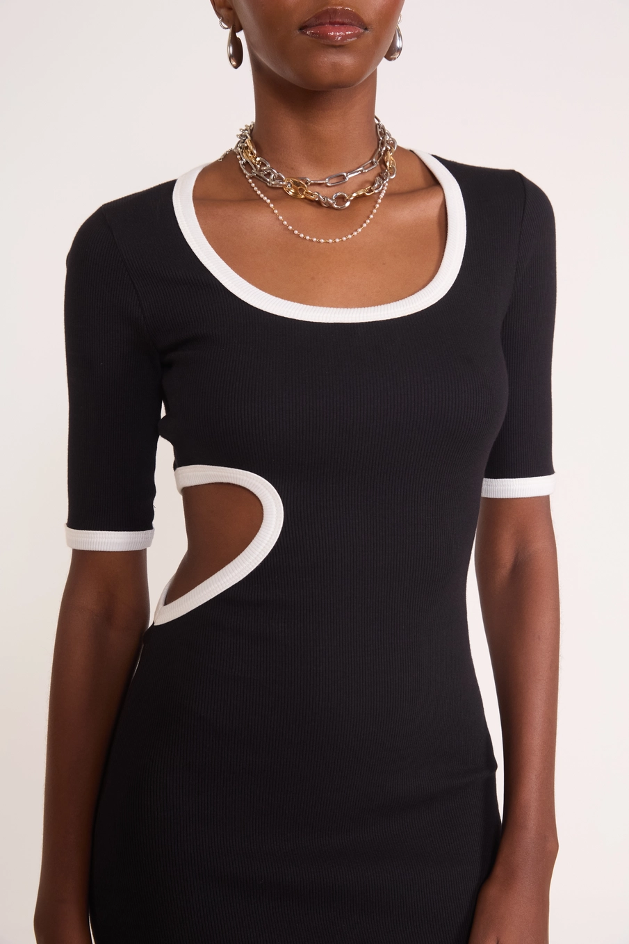 Vestido Midi Canelado Cut-out Bicolor Preto