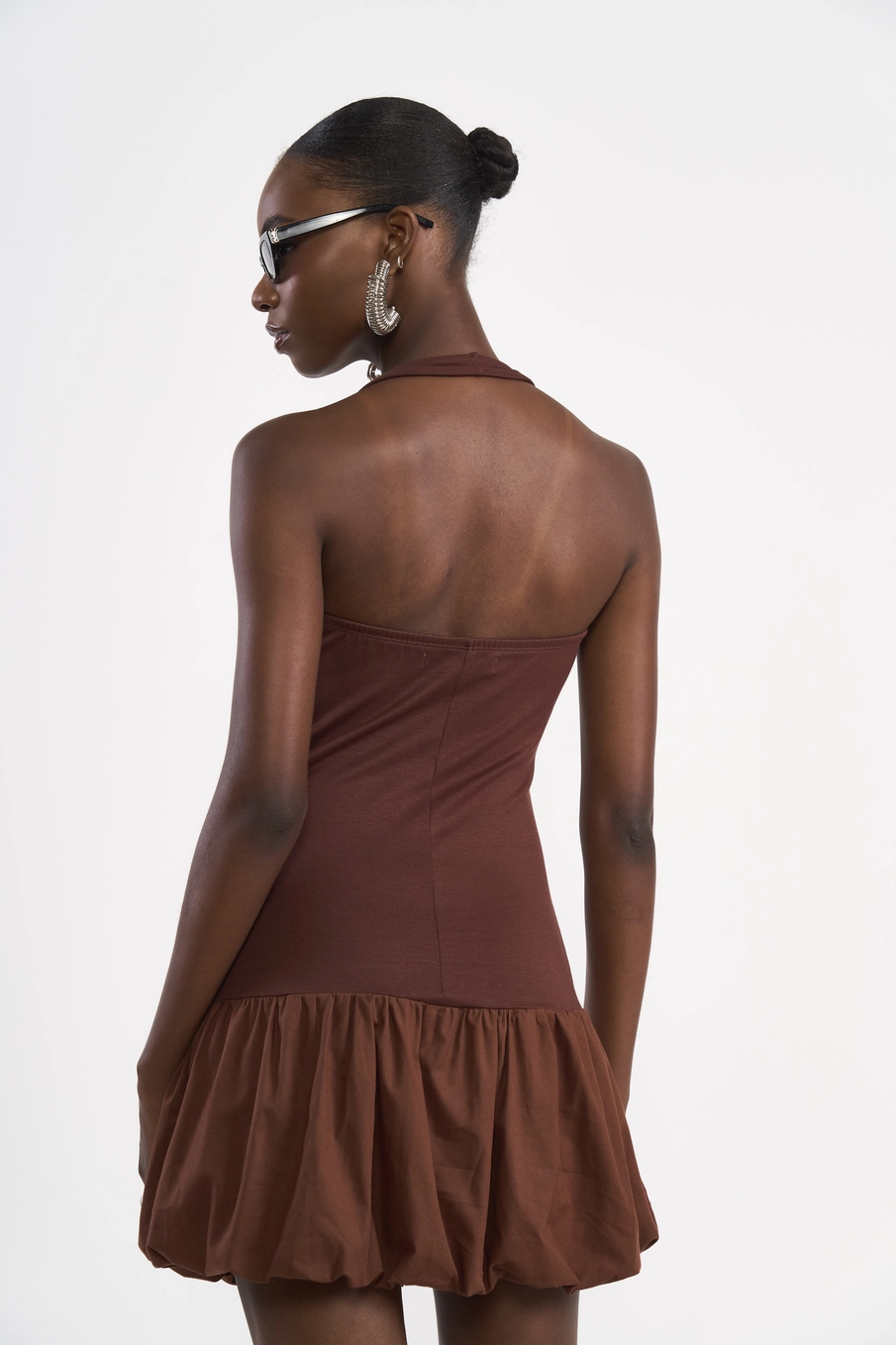 Vestido Curto Ajustado Com Saia Balonê Marrom