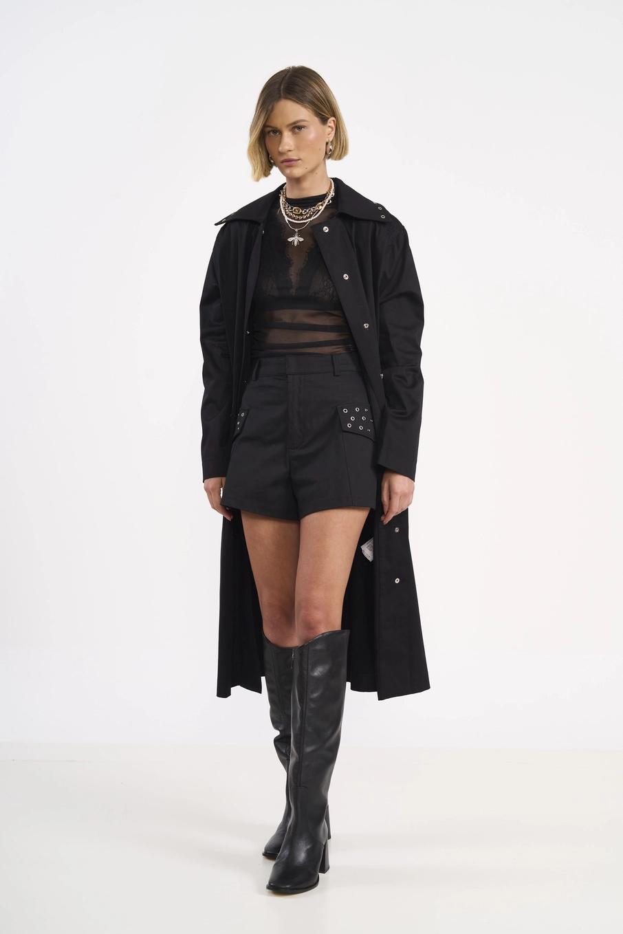 Short Feminino De Sarja Com Ilhós Preto