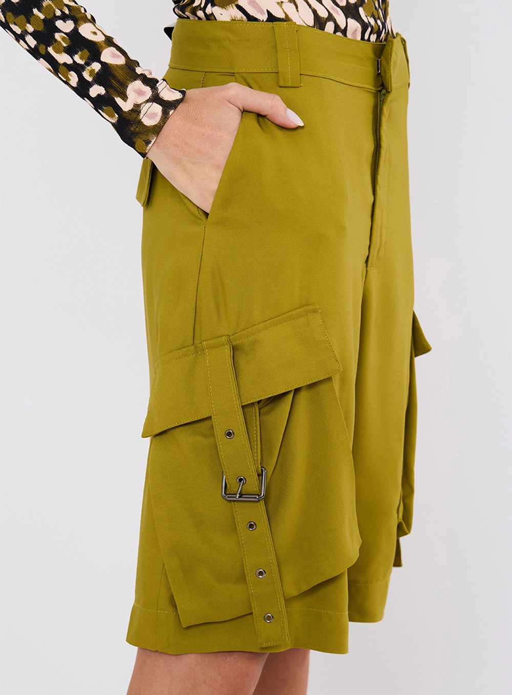 Bermuda Alfaiataria Feminina Cargo Verde 4