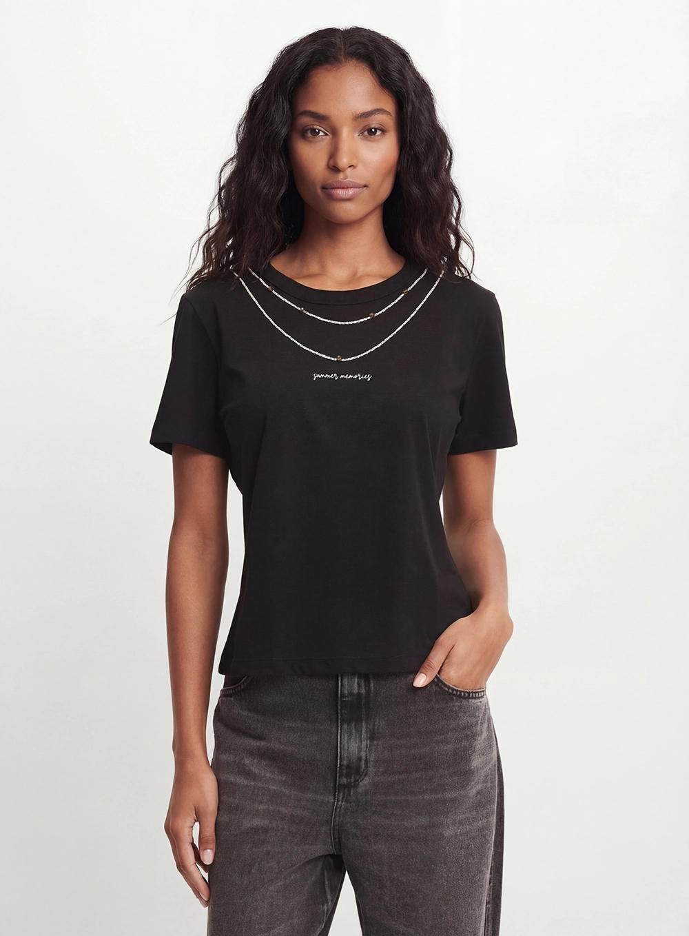 Camiseta Feminina Slim Com Bordado Preto 1