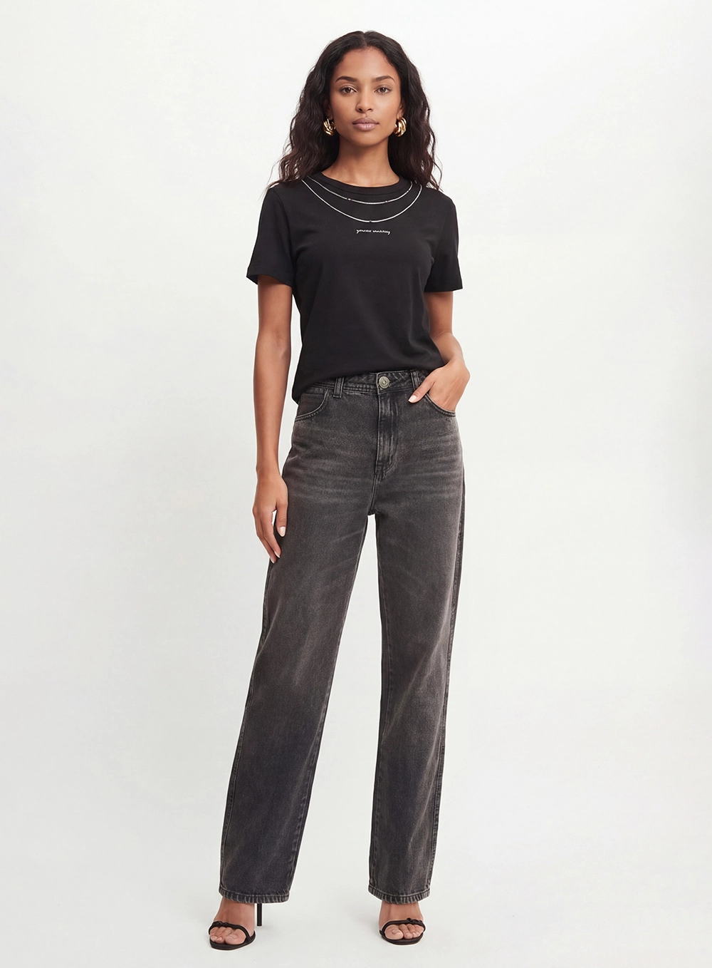 Camiseta Feminina Slim Com Bordado Preto 3