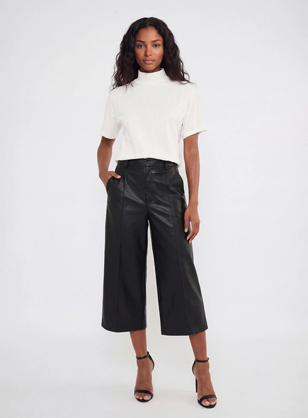 Camiseta Feminina Gola Alta Bordada