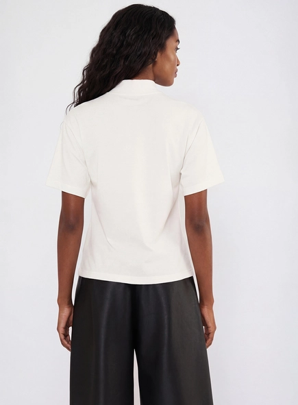 Camiseta Feminina Gola Alta Bordada