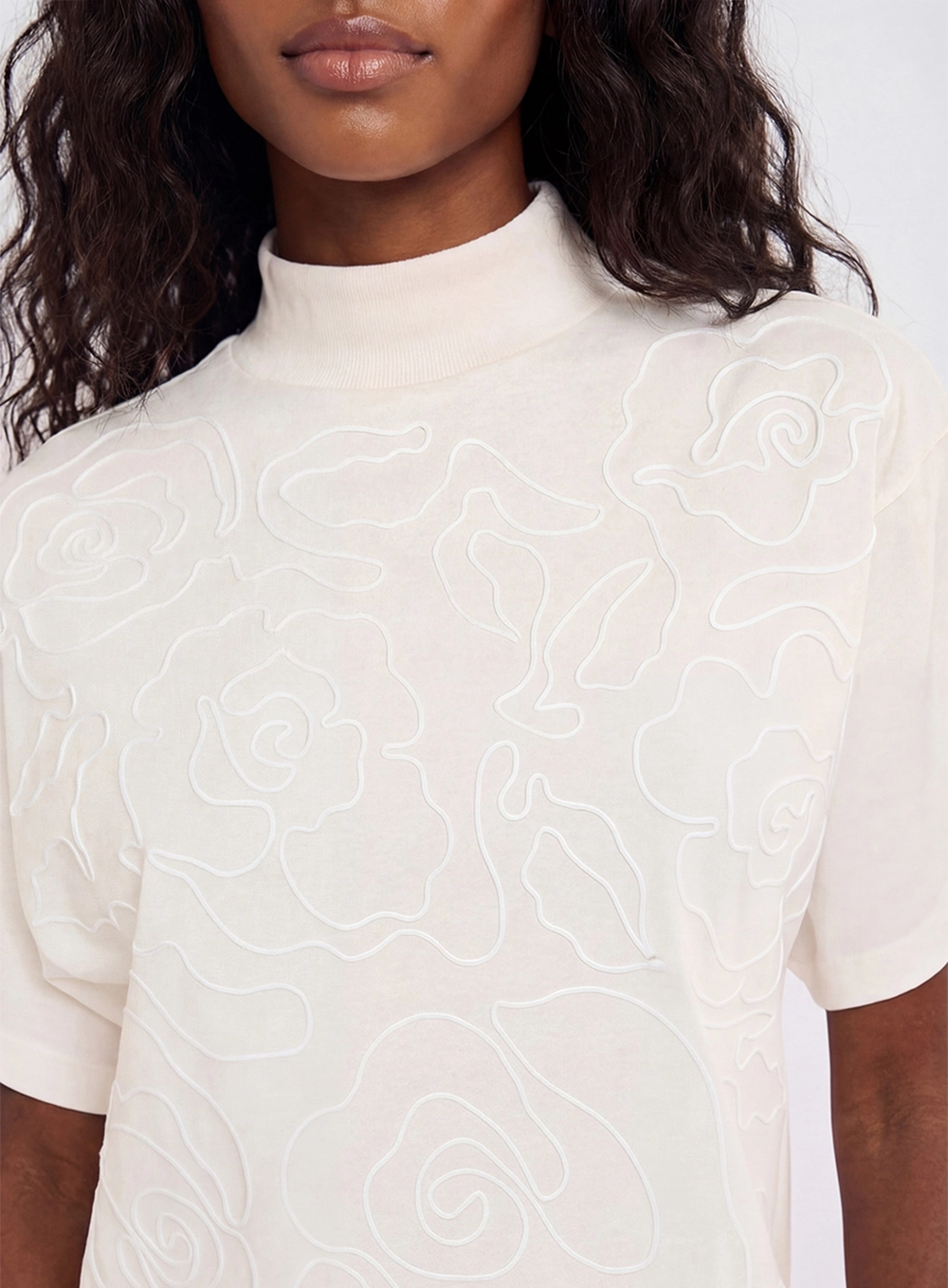 Camiseta Feminina Gola Alta Bordada Off Shell 4