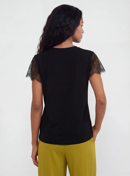 Camiseta Feminina Detalhe Renda