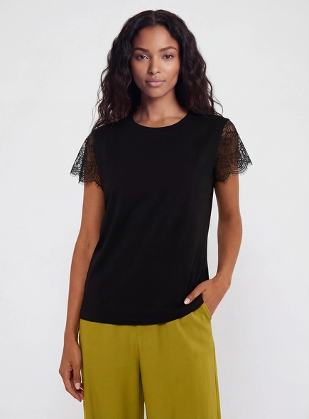 Camiseta Feminina Detalhe Renda