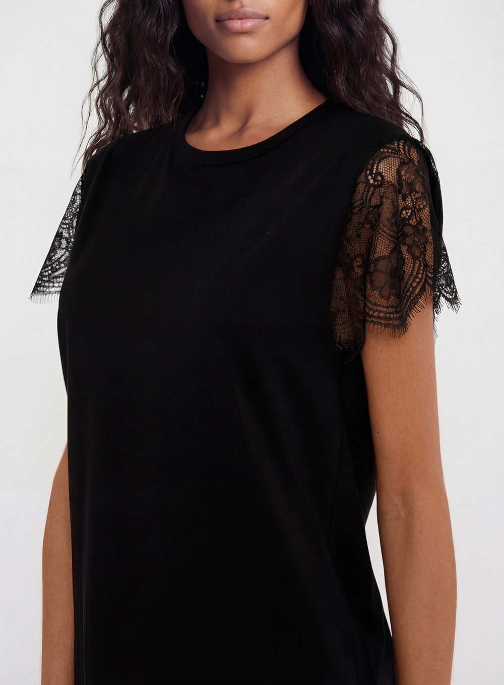 Camiseta Feminina Detalhe Renda Preto 4
