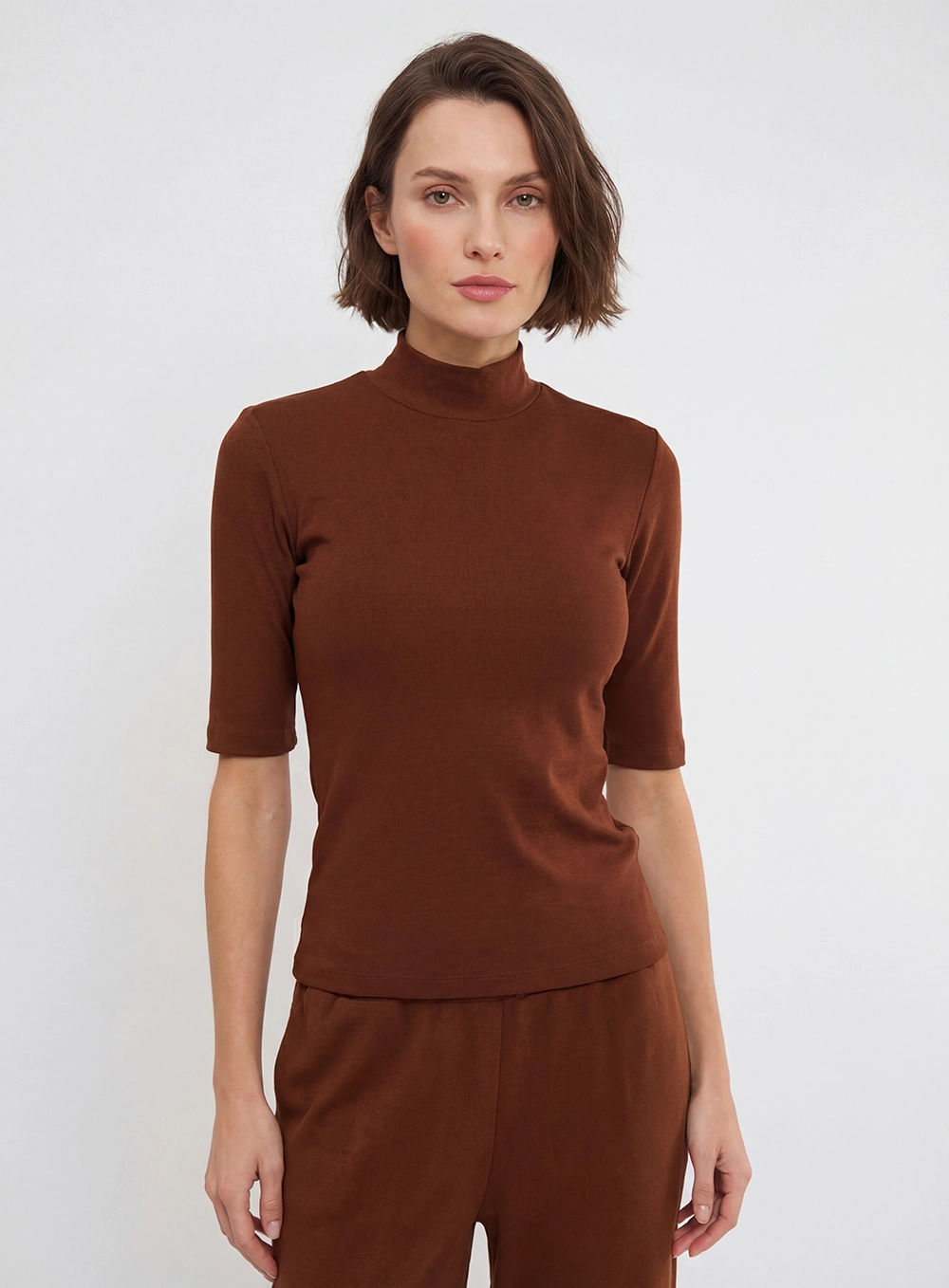 Blusa Slim Gola Alta Ajustada Marrom 1