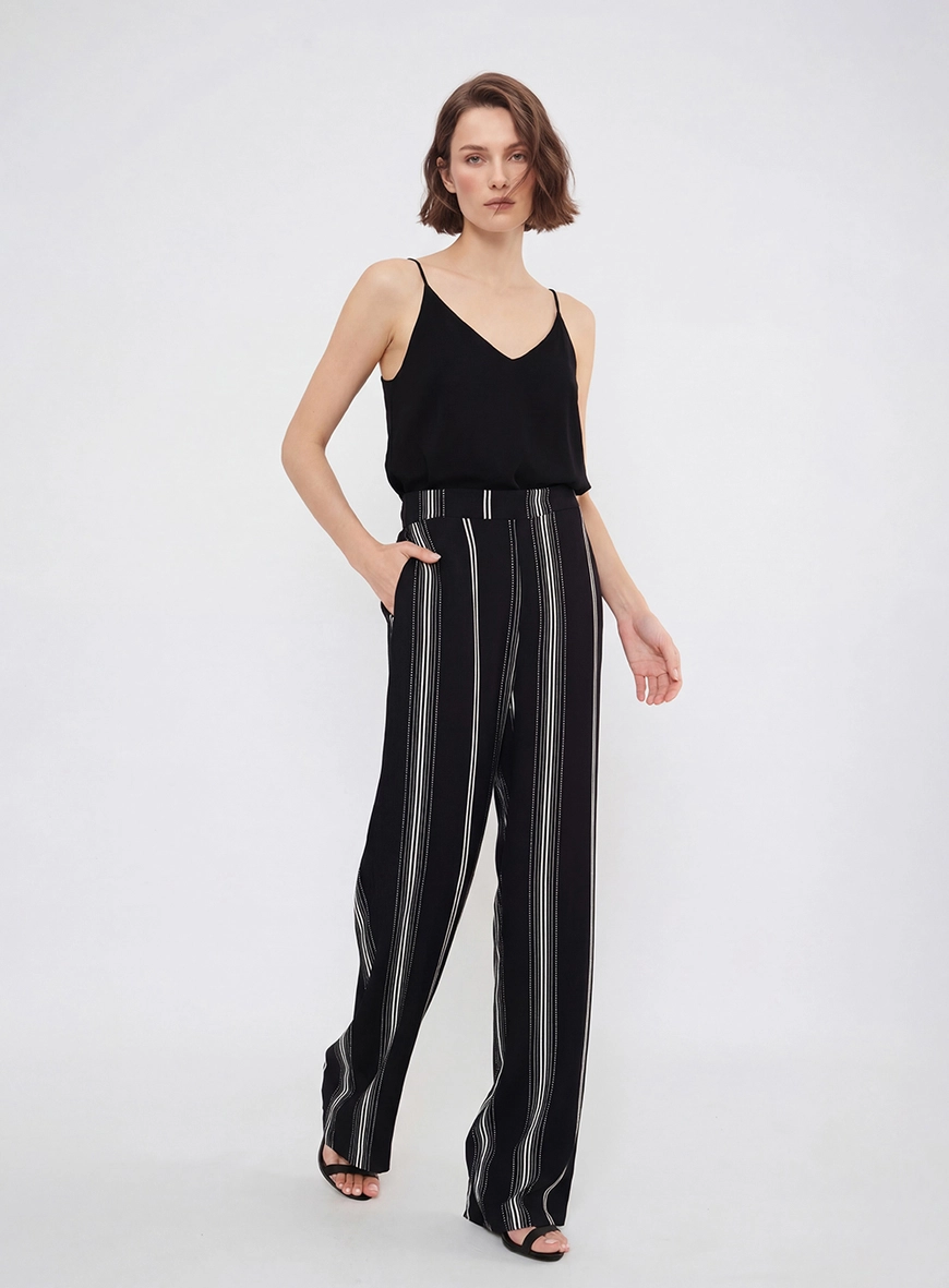Blusa Comfort Alça Fina Decote V Preto 3