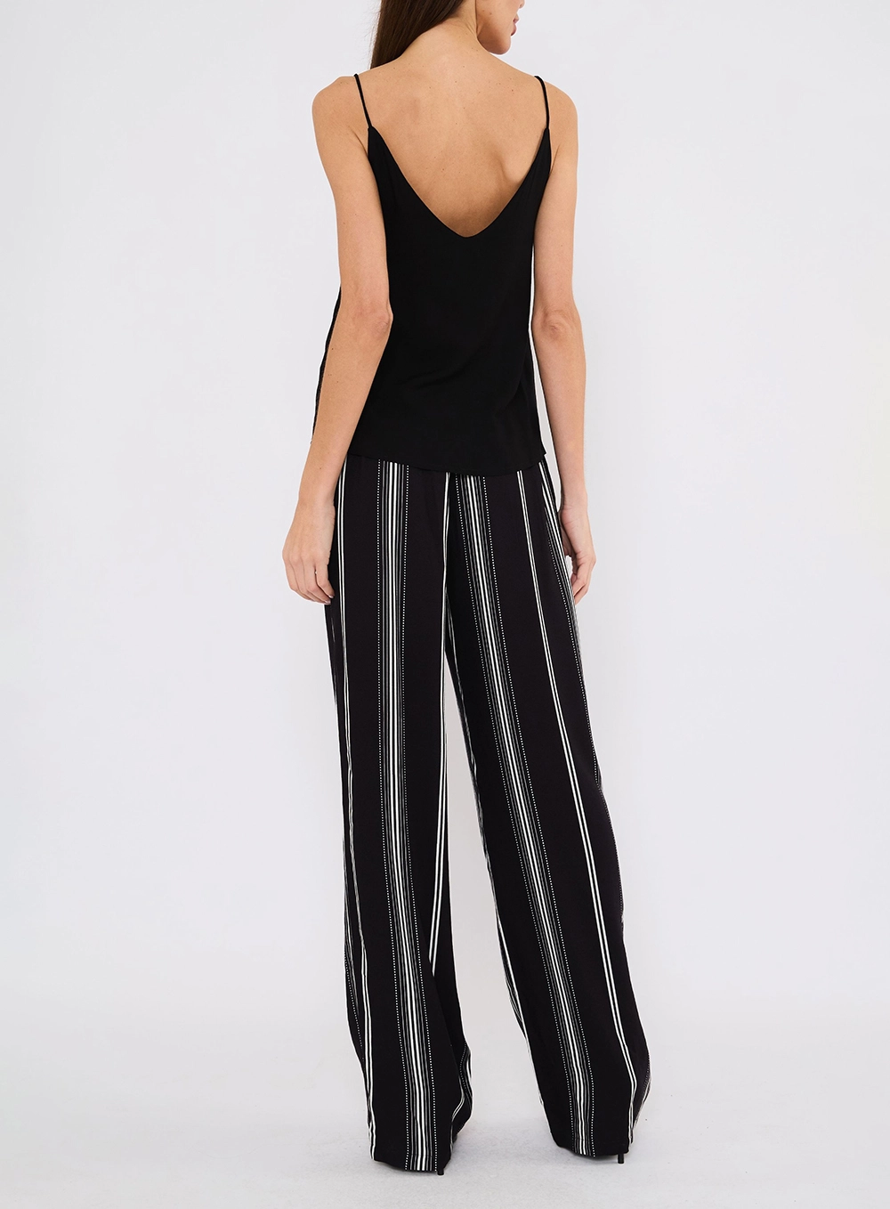 Blusa Comfort Alça Fina Decote V Preto 2