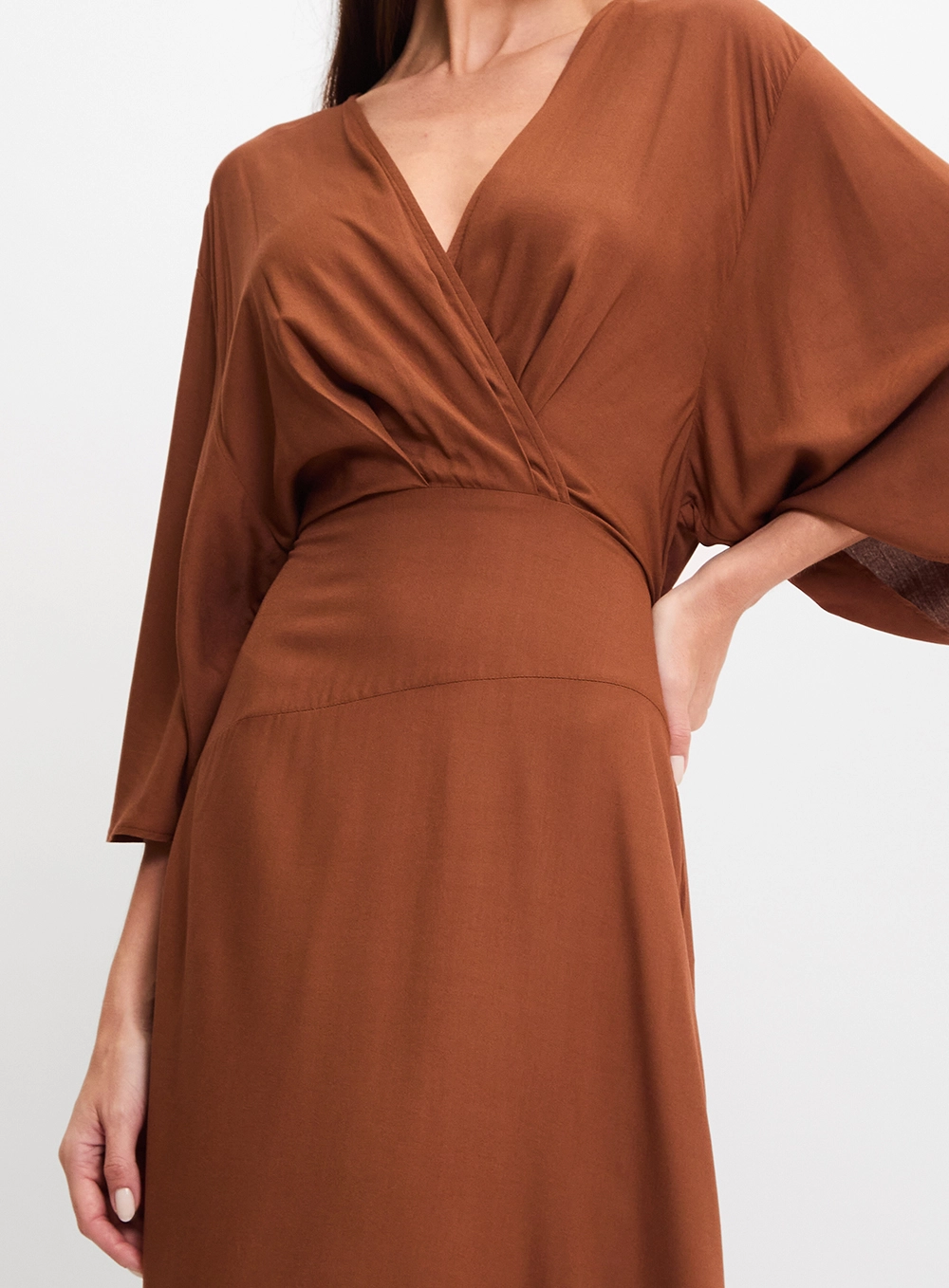 Vestido Midi Evasê Transpassado Marrom 4