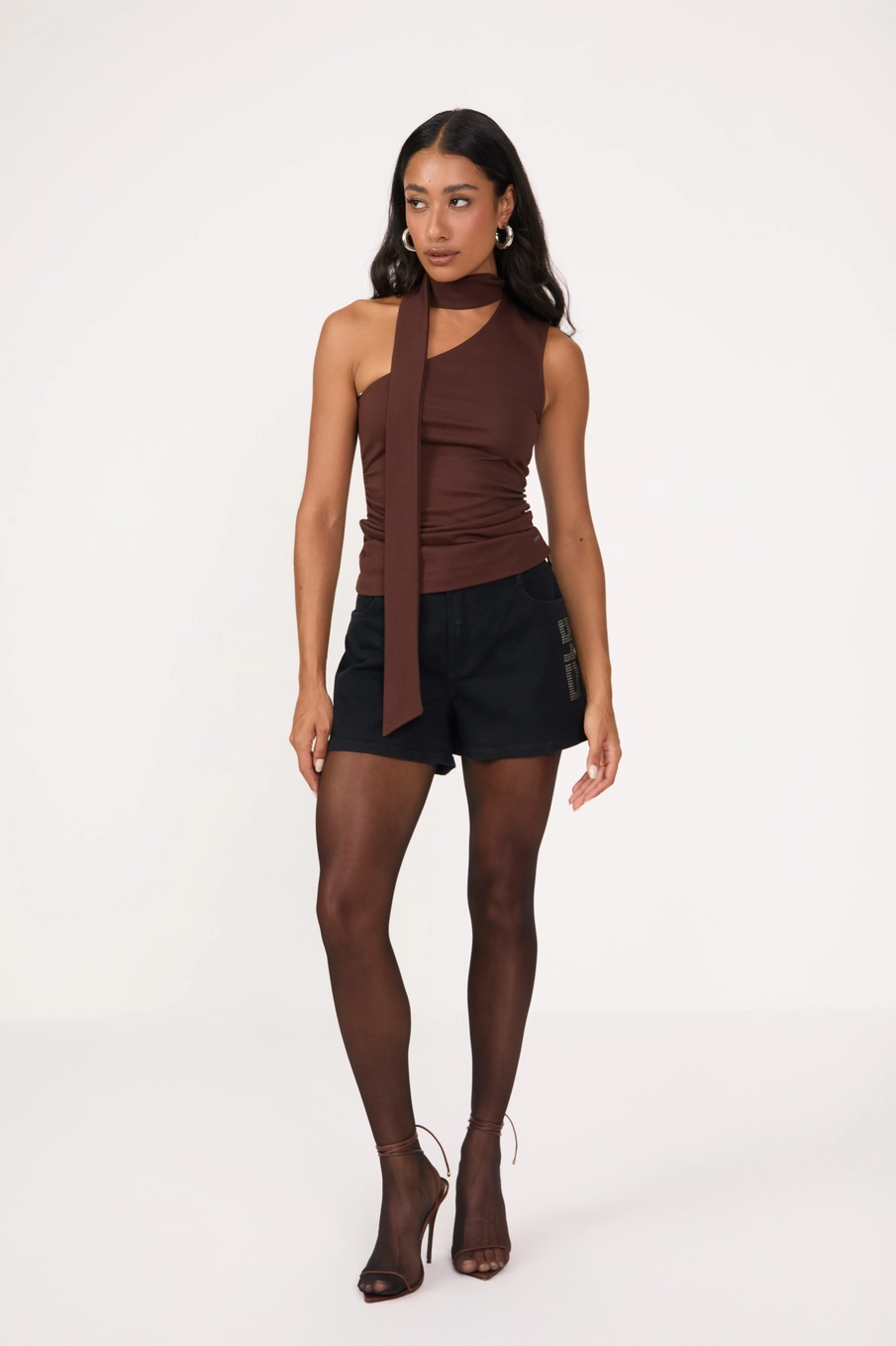 Short Jeans Slim Com Aplicação Indigo Preto 1