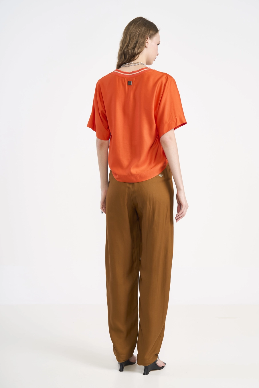 Camiseta Feminina Relaxed Com Decote V Laranja