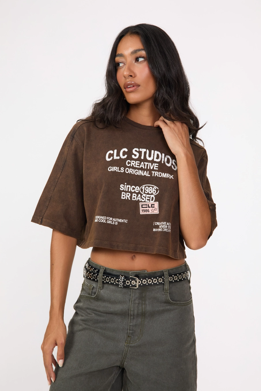Camiseta Feminina Box Over Estampada Bordada Marrom 1