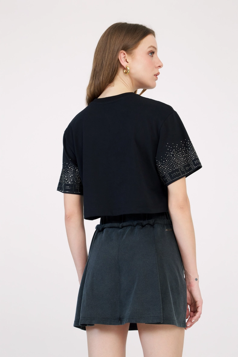 Camiseta Feminina Box Com Aplicação Preto 2