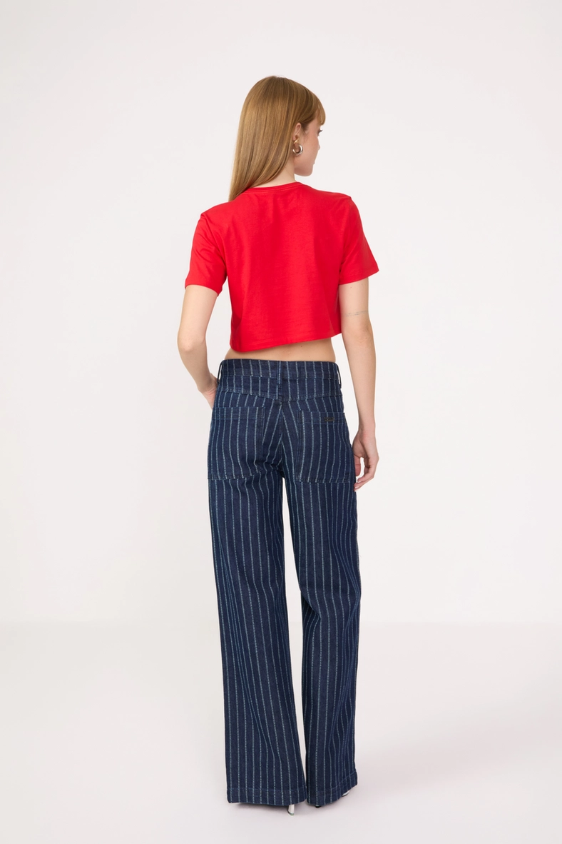 Camiseta Feminina Regular Detalhe Frontal Vermelho 2