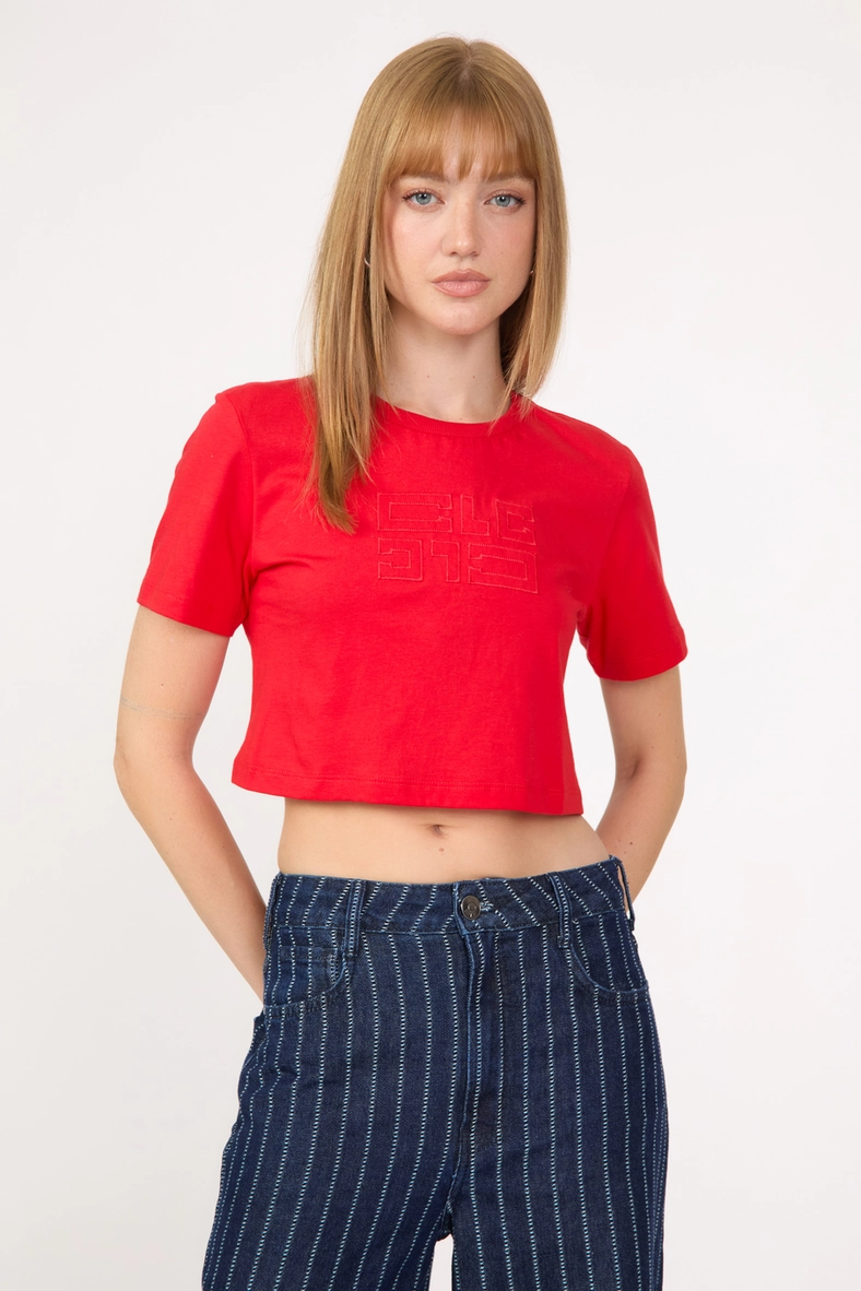 Camiseta Feminina Regular Detalhe Frontal Vermelho 3