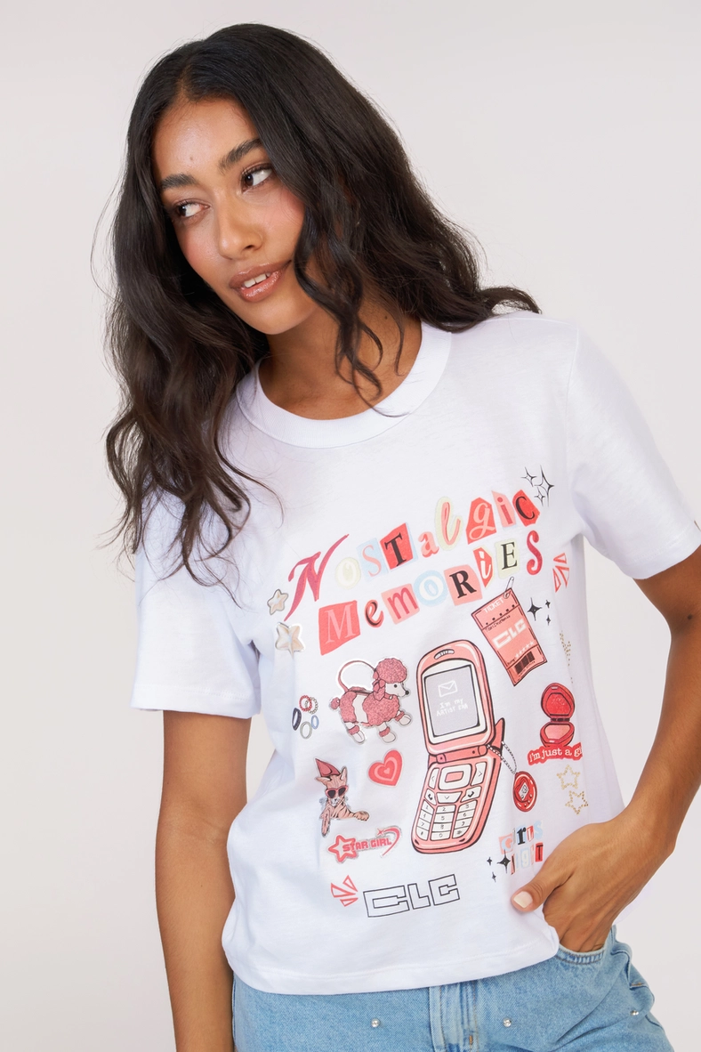 Camiseta Feminina Regular Nostalgic Com Aplicação Branco 3