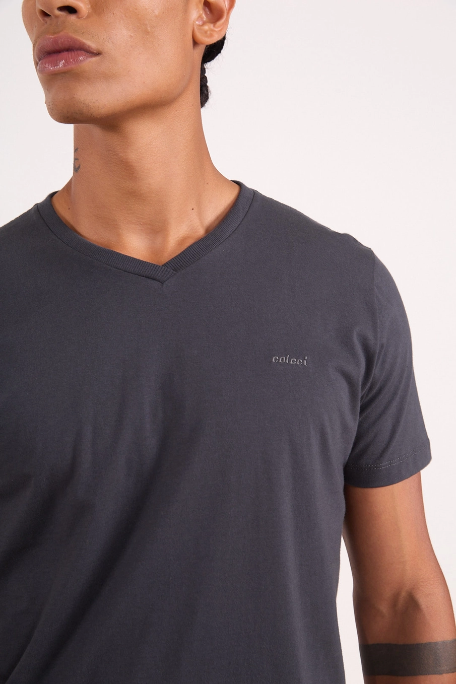 Camiseta Masculina Gola V Cinza