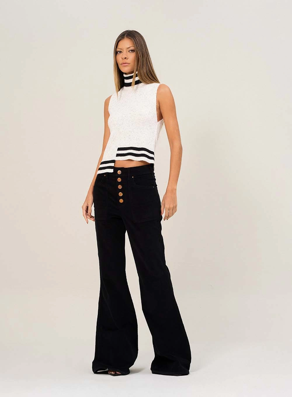 Calça Feminina Flare Com Botões Preto 1