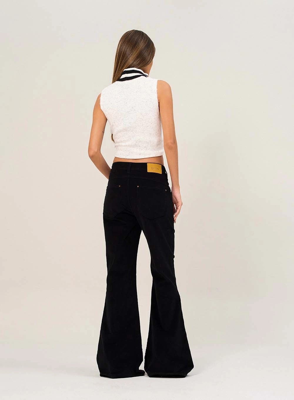 Calça Feminina Flare Com Botões Preto 2