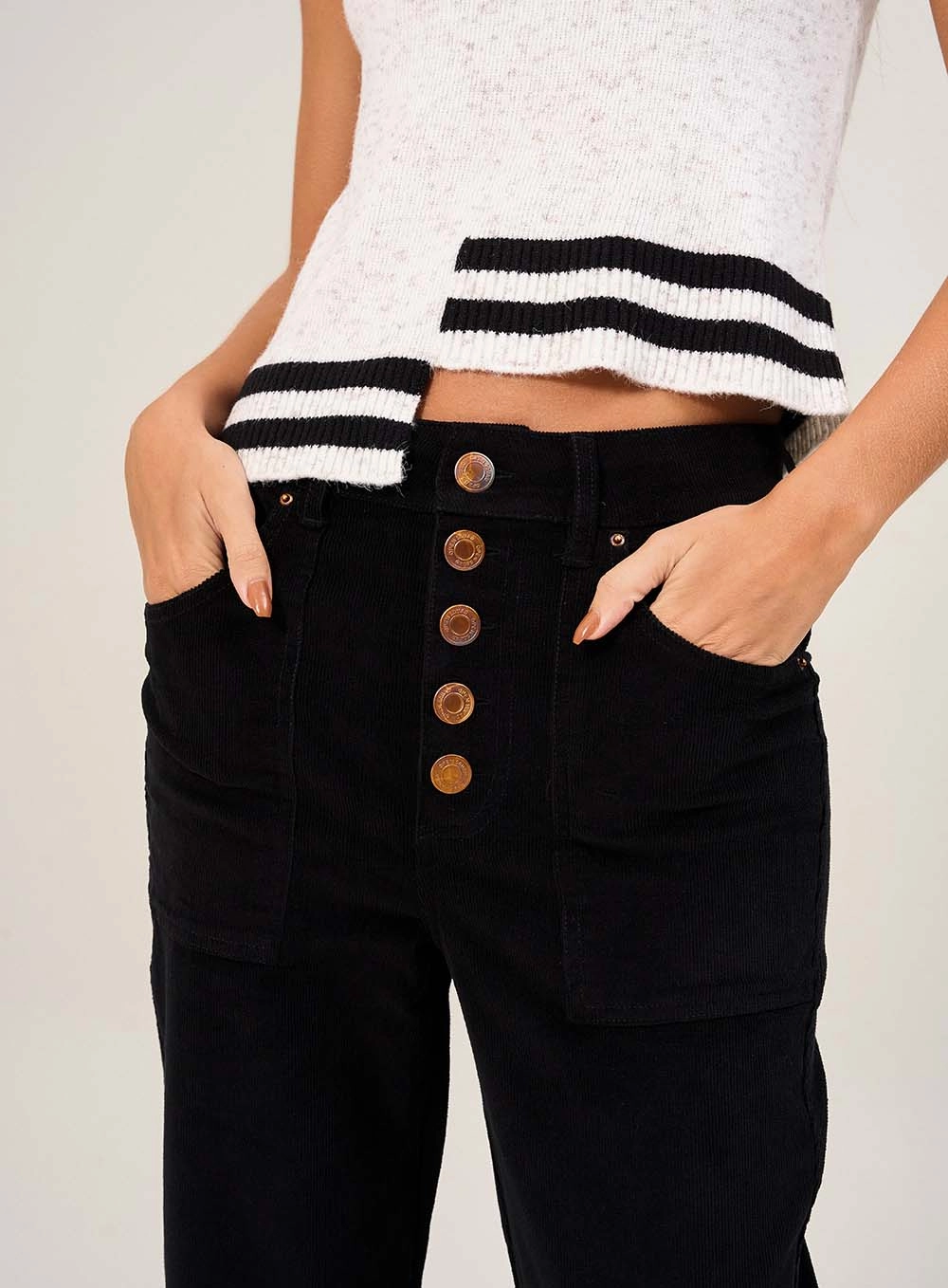Calça Feminina Flare Com Botões Preto 3