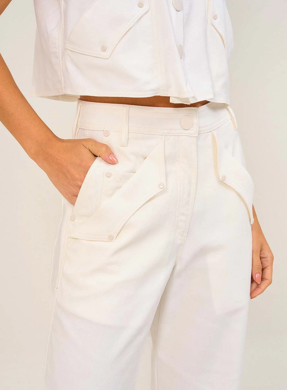 Calça Feminina Com Bolsos Utilitários Off Shell 3