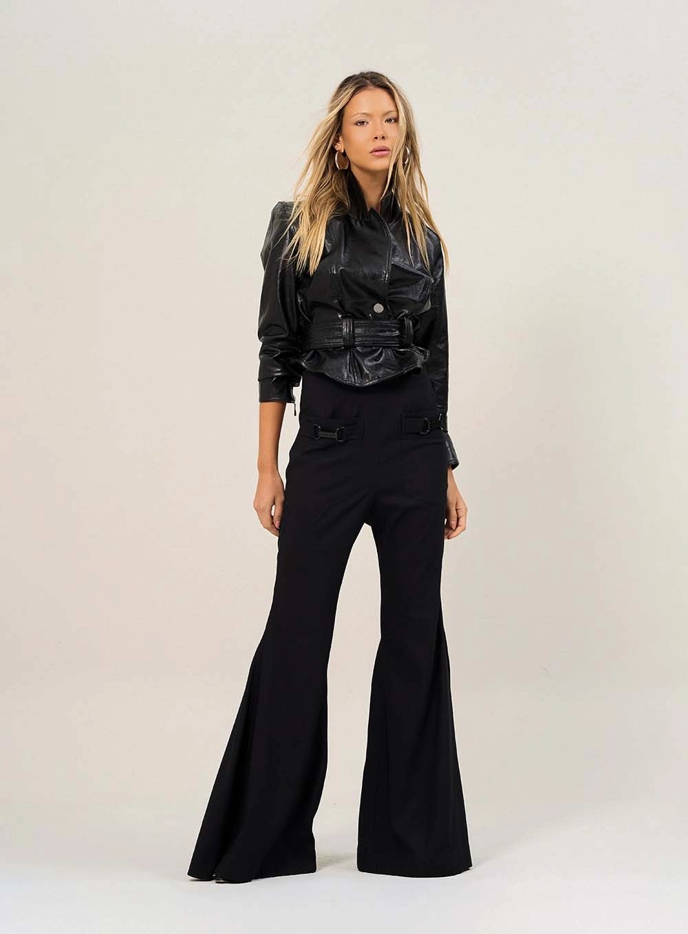 Calça Flare Com Detalhes Utilitários Preto 1