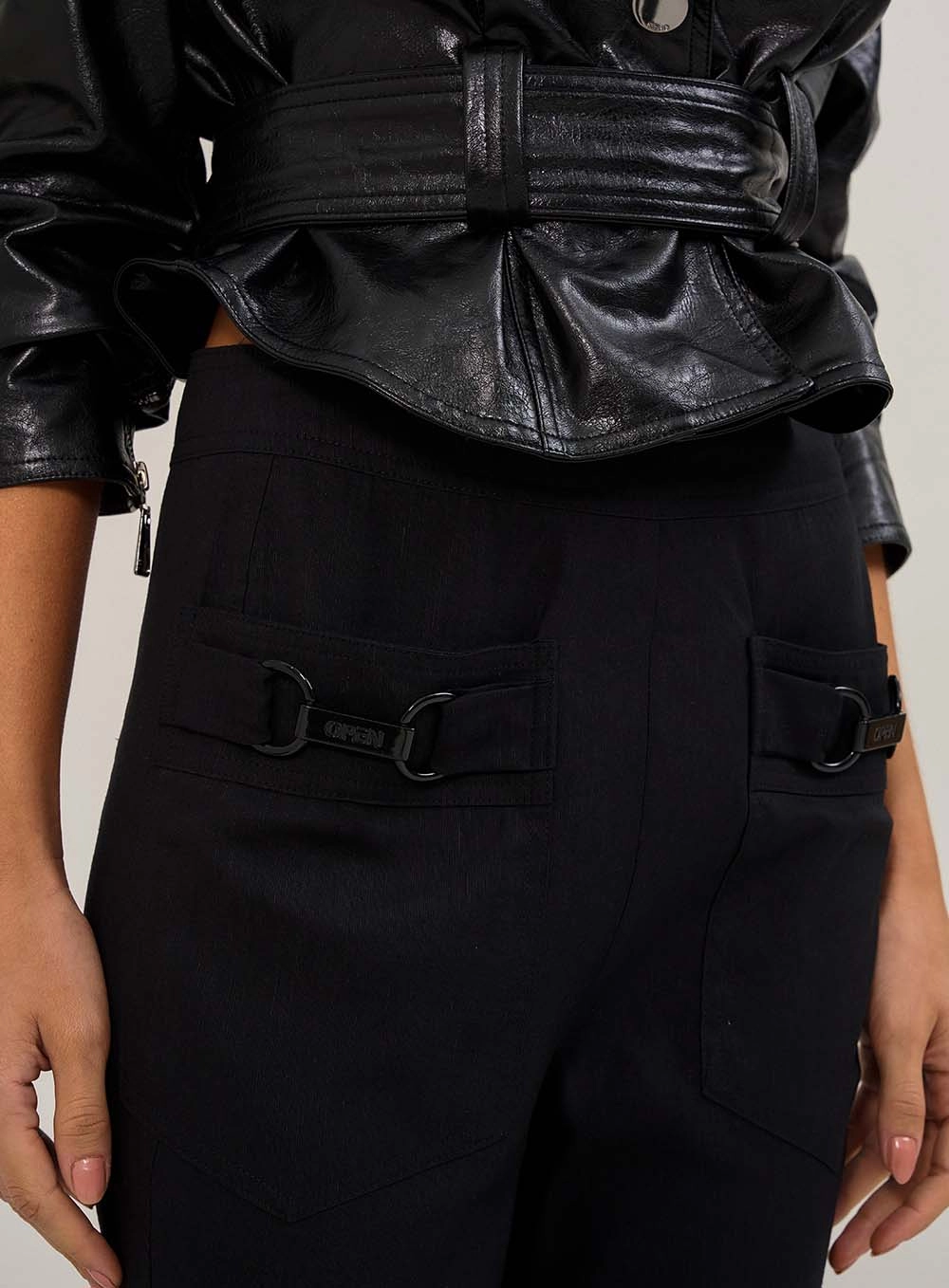 Calça Flare Com Detalhes Utilitários Preto 3
