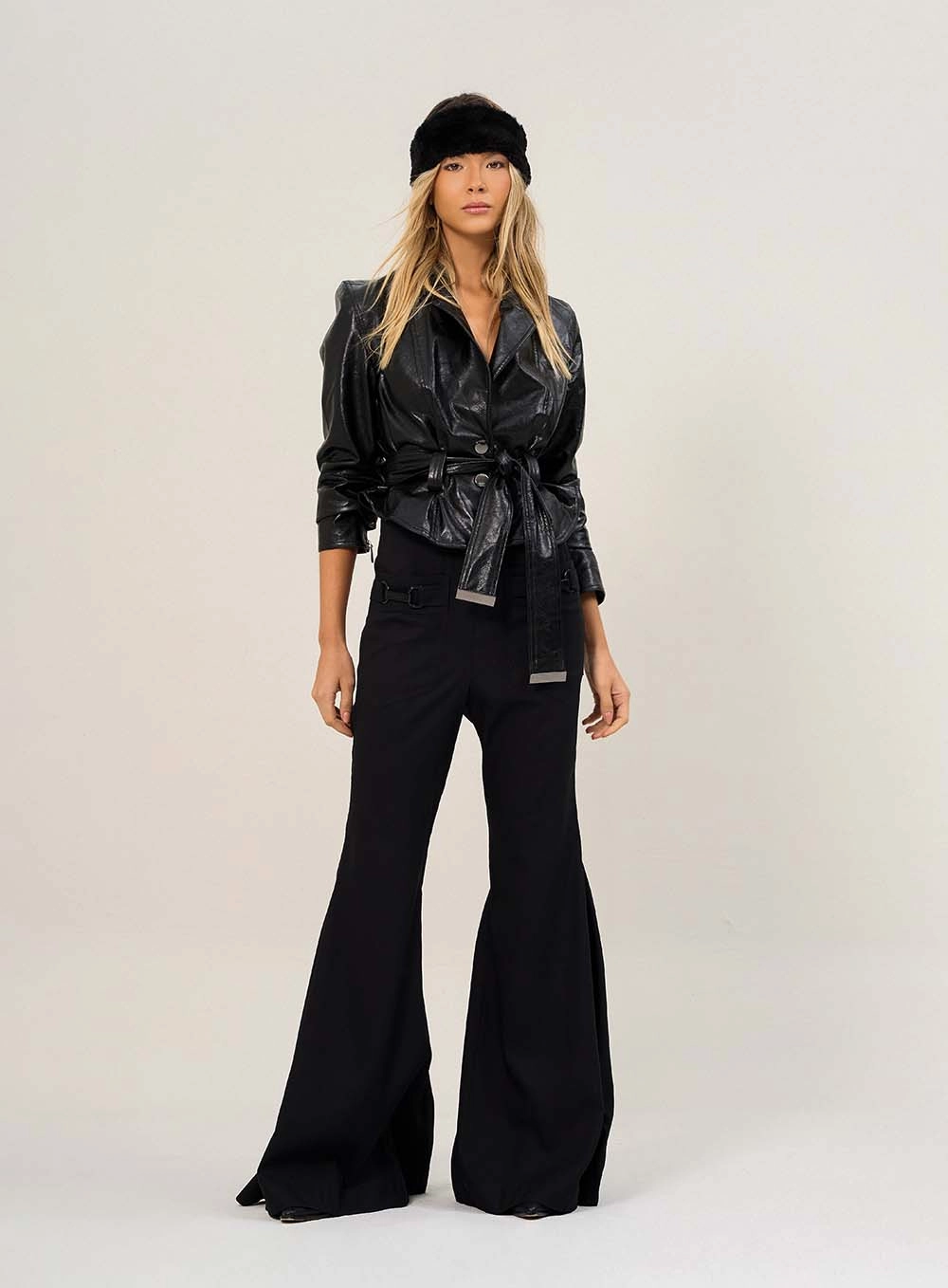Calça Flare Com Detalhes Utilitários Preto 4