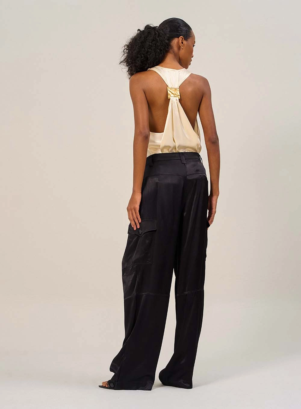Calça Feminina Cargo Wide Leg Acetinada Preto 2