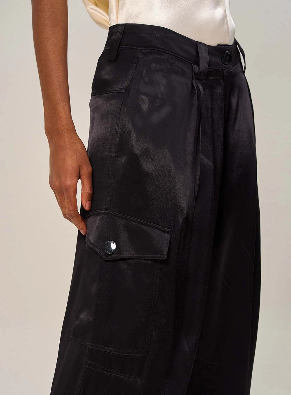 Calça Feminina Cargo Wide Leg Acetinada Preto 3