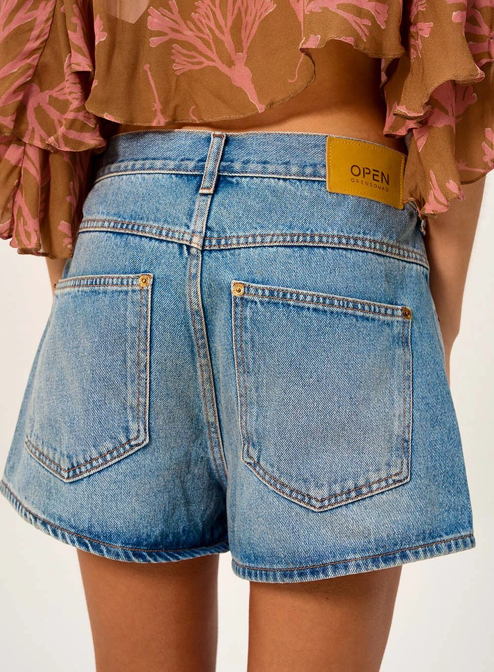 Short Jeans Feminino Com Barra Desfiada Índigo 2