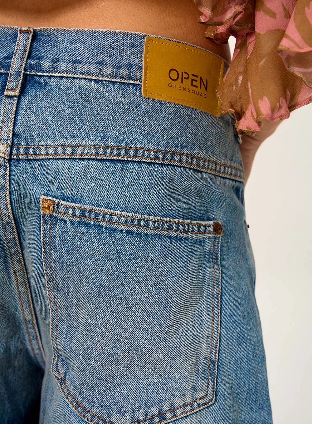 Short Jeans Feminino Com Barra Desfiada Índigo 3