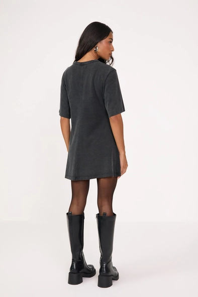 Vestido Curto Slim Com Bordado
