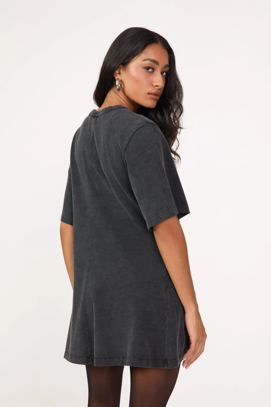 Vestido Curto Slim Com Bordado Preto 4
