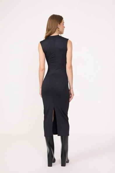 Vestido Midi Slim Com Gola Alta E Pregas Laterais