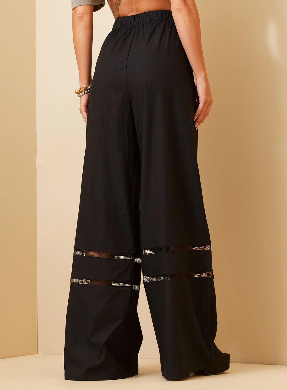 Calça Feminina Pantalona Com Recortes Em Tela Preto 4