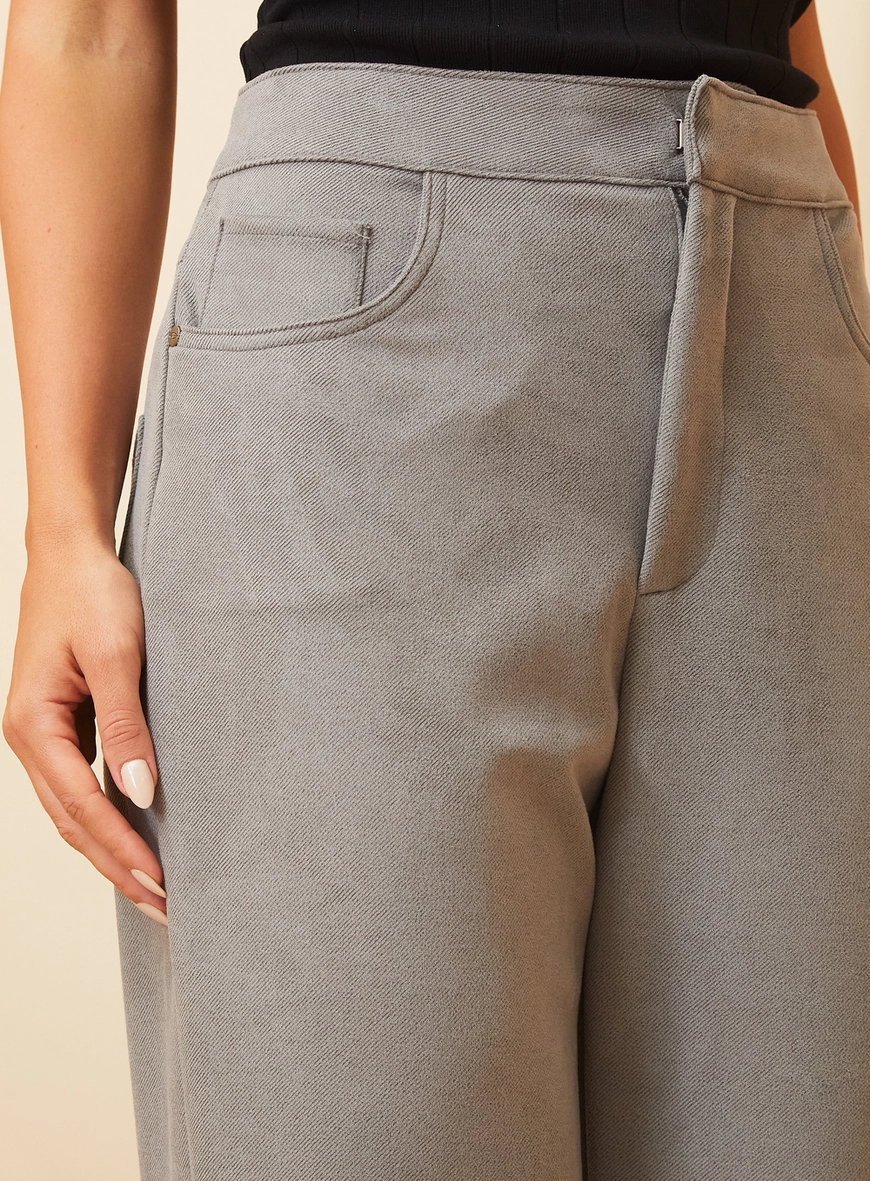 Calça Reta Cintura Alta Em Suede Cinza 3