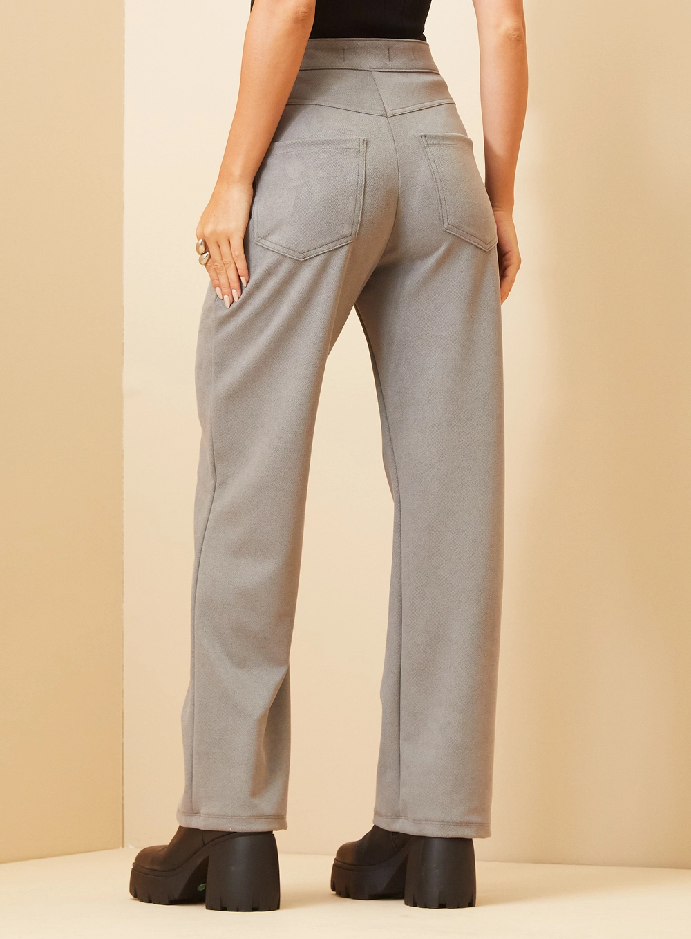 Calça Reta Cintura Alta Em Suede Cinza 4