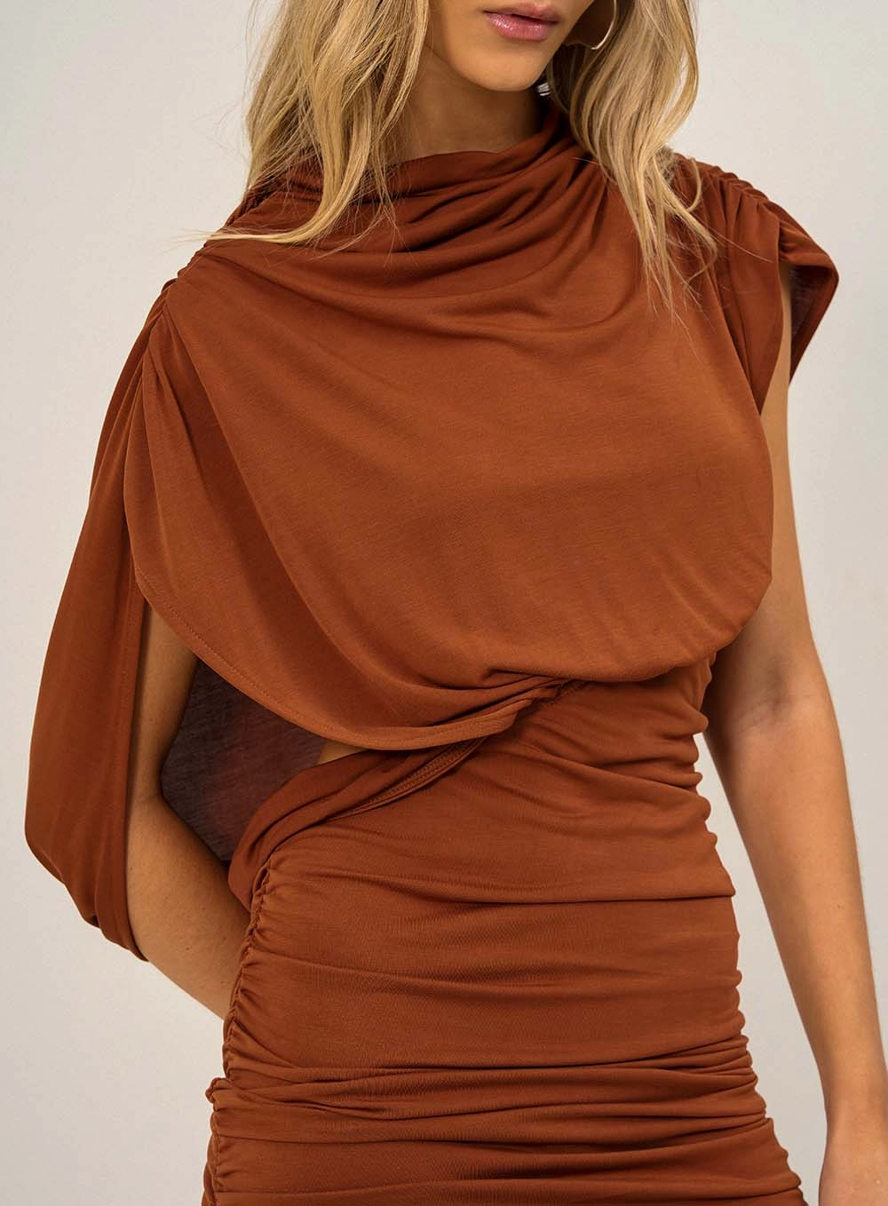 Vestido Curto Drapeado Marrom Zeus 3