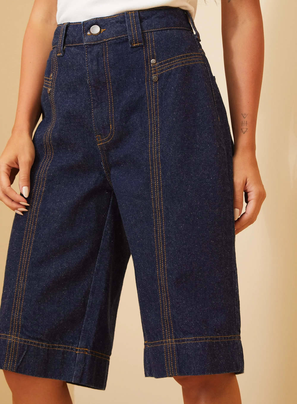 Bermuda Jeans Feminina Com Recortes - Maite Índigo 3