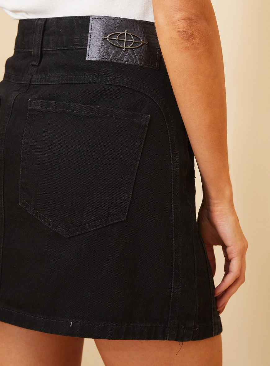 Saia Jeans Curta Com Bolsos Costas - Tati Indigo Preto 3